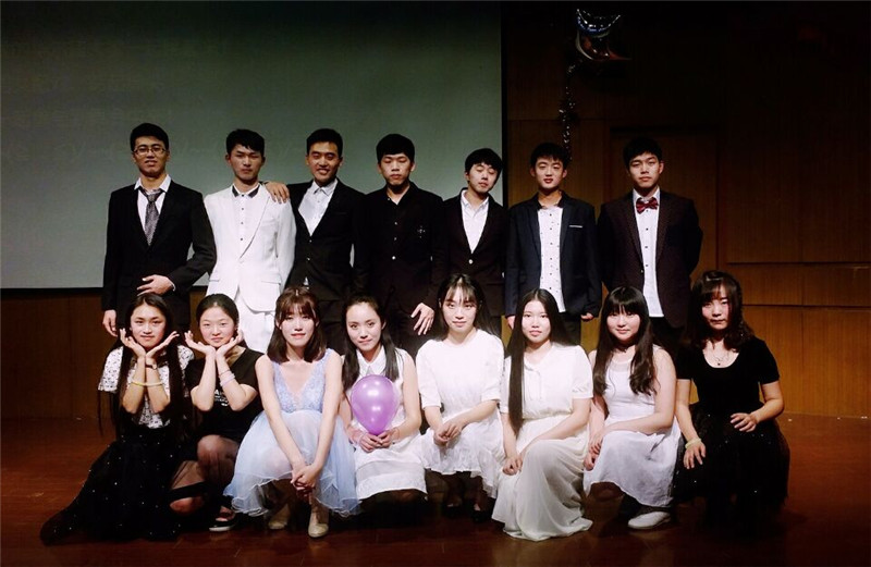 开云手机登录入口举行2016年女生节舞会