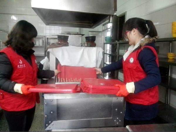 追随一种精神，奉献一片爱心——记开云手机登录入口青年志愿者协会雷锋月活动